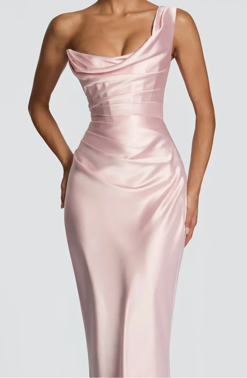 Amarante · La Robe En Satin Drapée À Une Épaule — photo 26